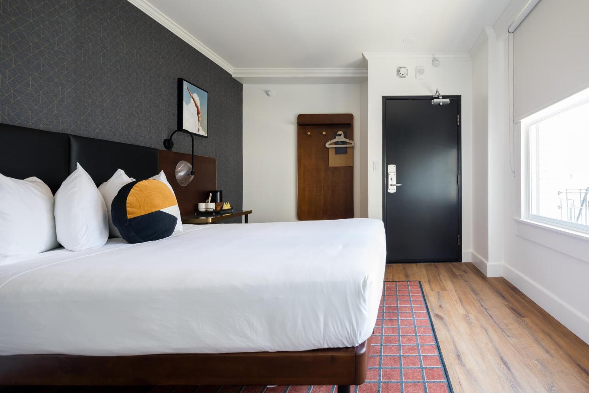 Deluxe Room a Queen Bed