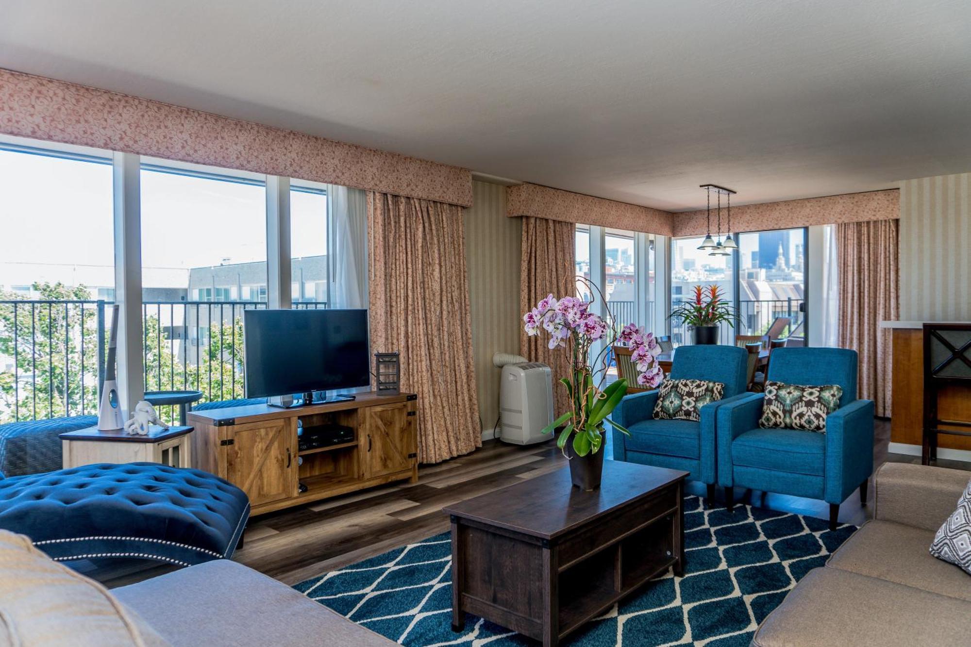 Penthouse Suite,1541321926:JPEG