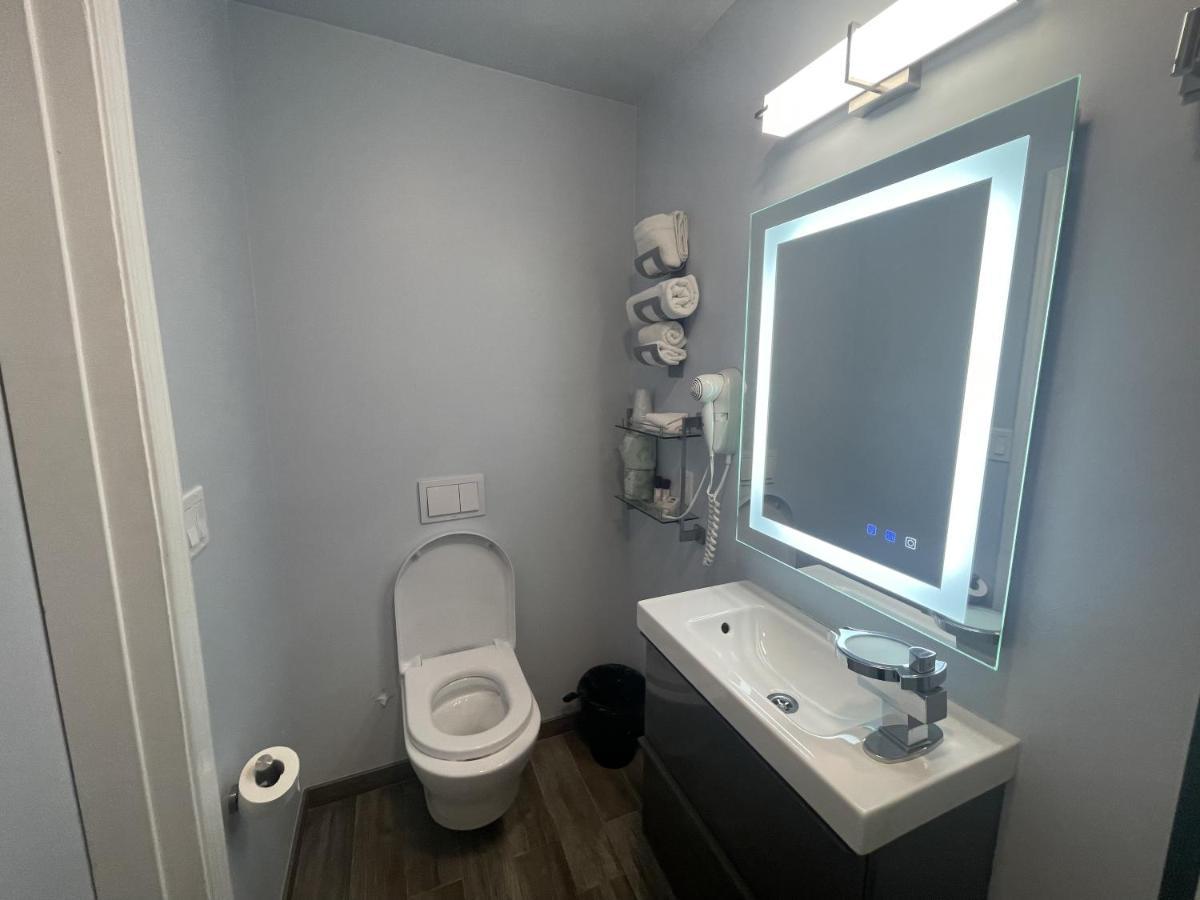 Single Room Private Bathroom