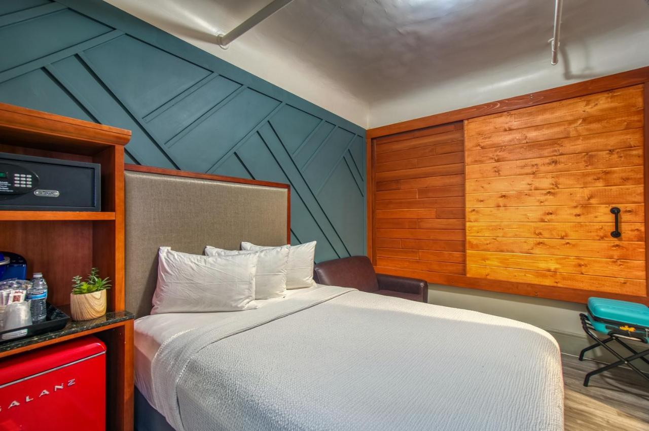 Deluxe Queen Room City View