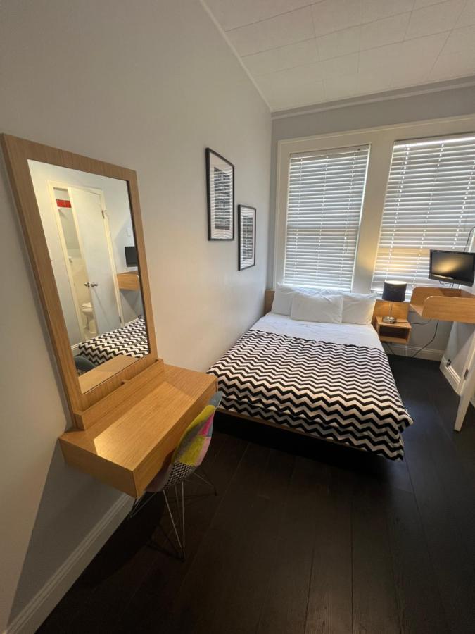 Compact Solo Room