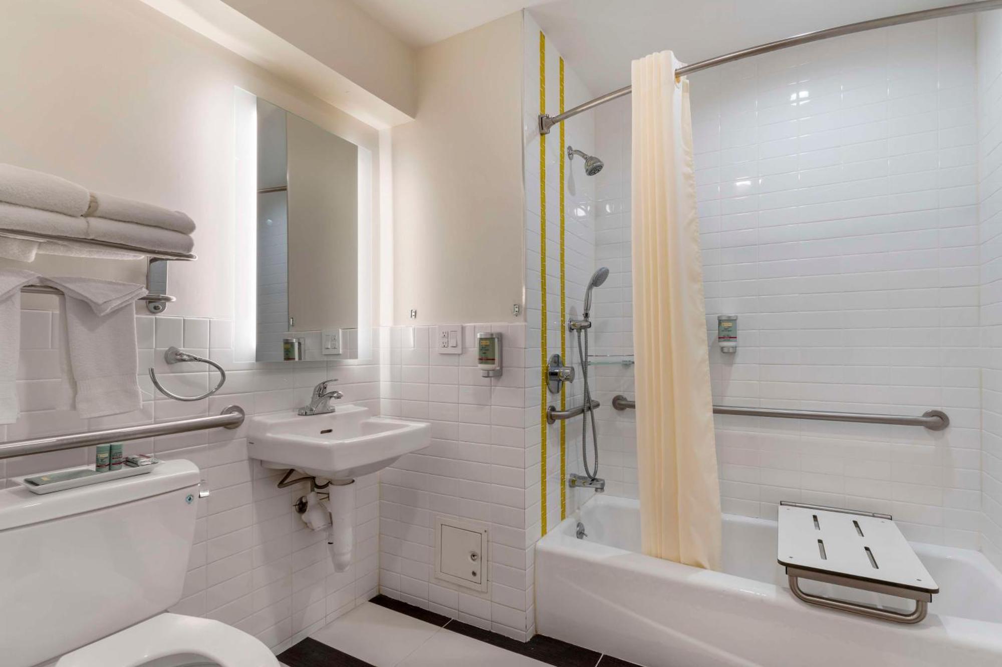 King Room Bath Tub Disability Access or Non-Smoking