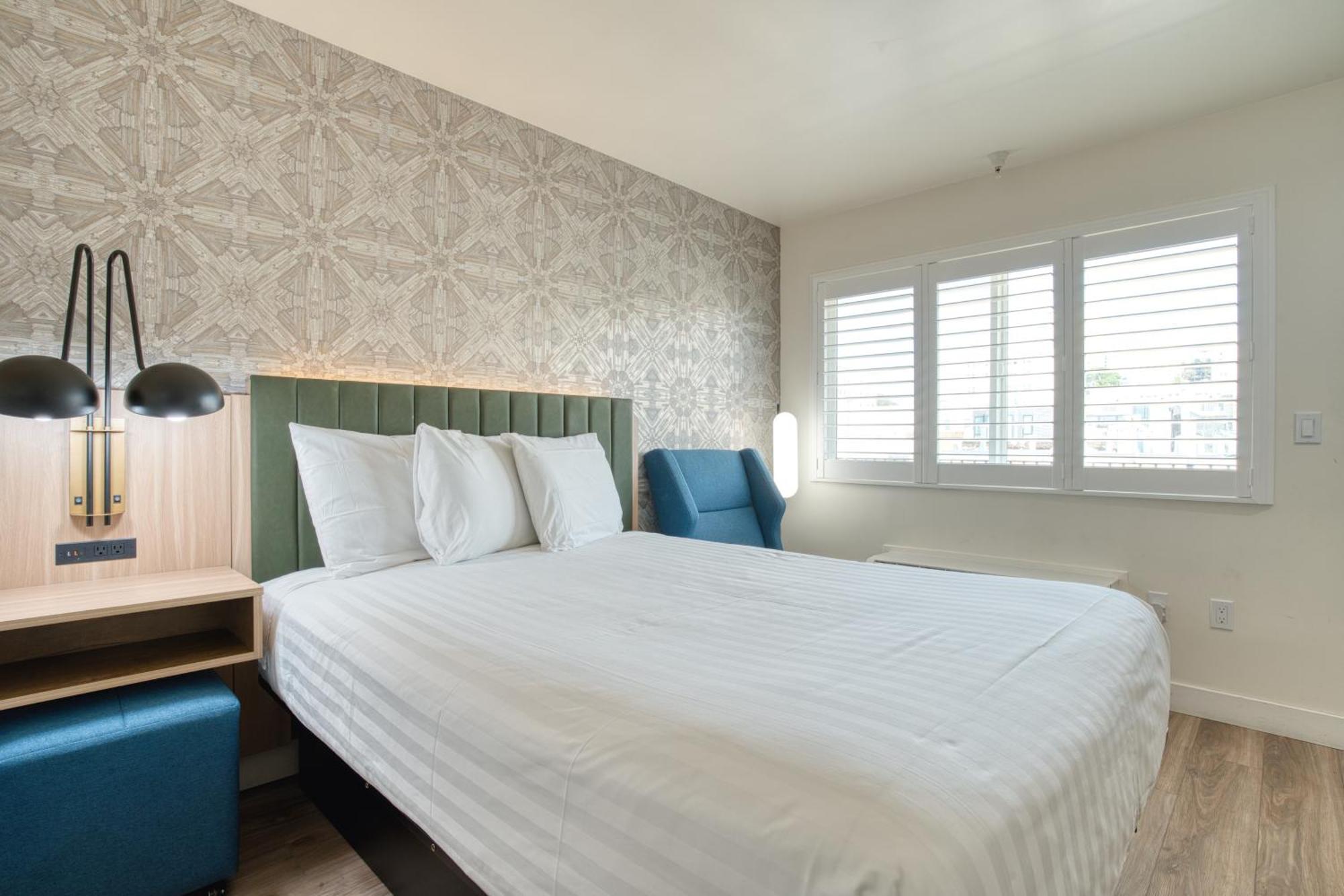 Deluxe Queen Room