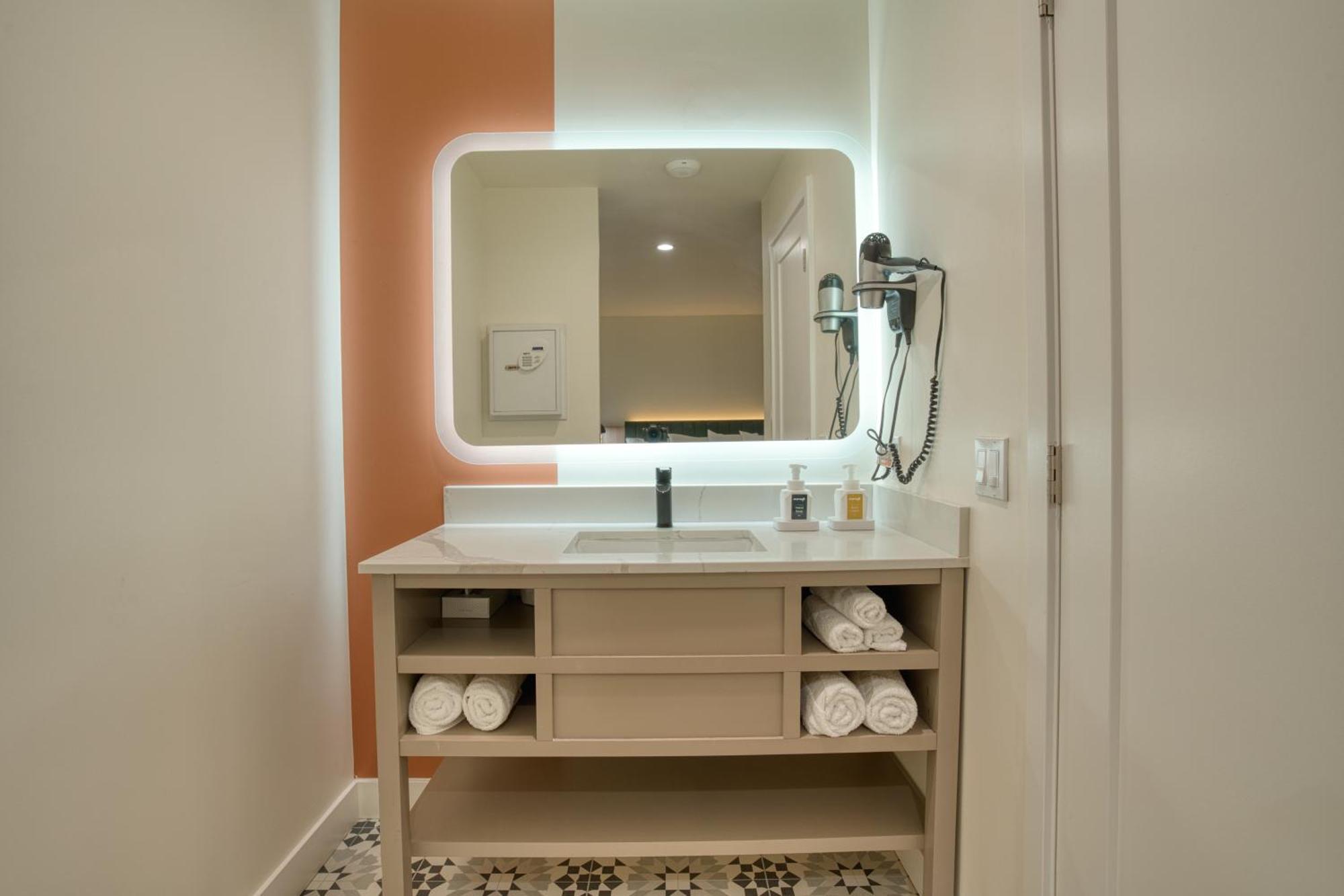 Deluxe King Room
