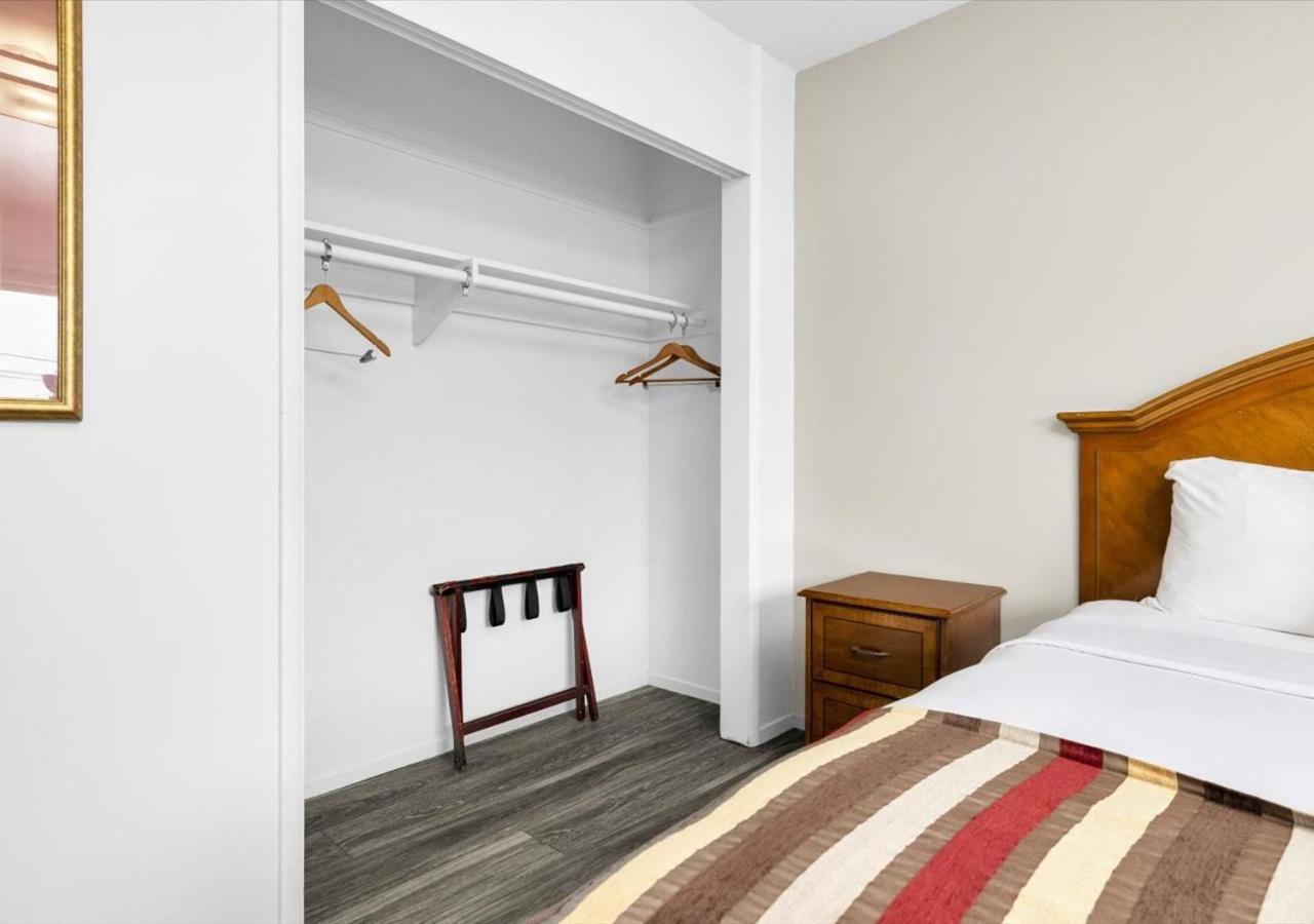 1 King Bed | Non-Smoking