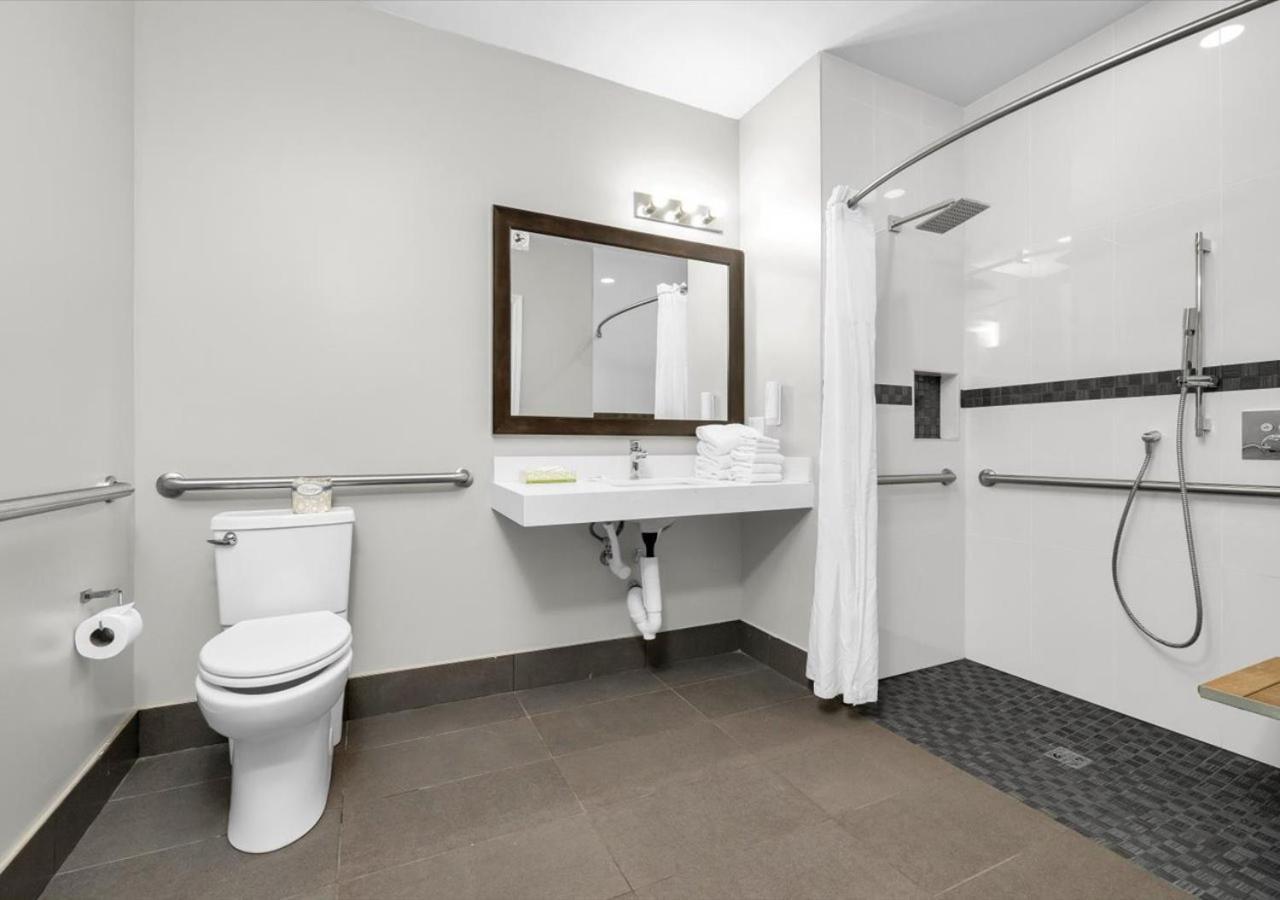 2 Queen Beds | ADA or RI Shower or Non-Smoking