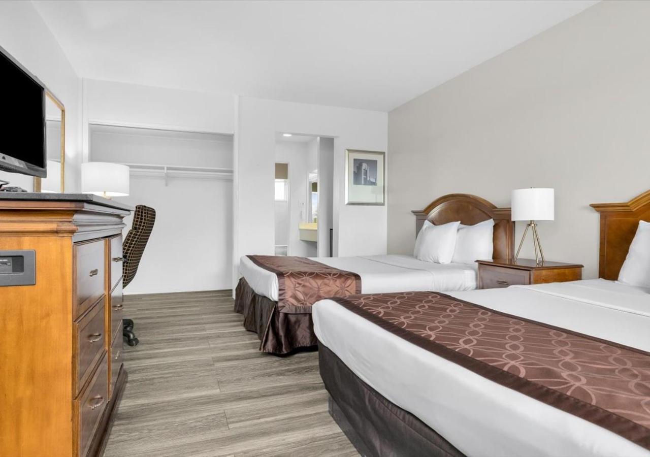 1 King 2 Queen Beds | Suite Non-Smoking