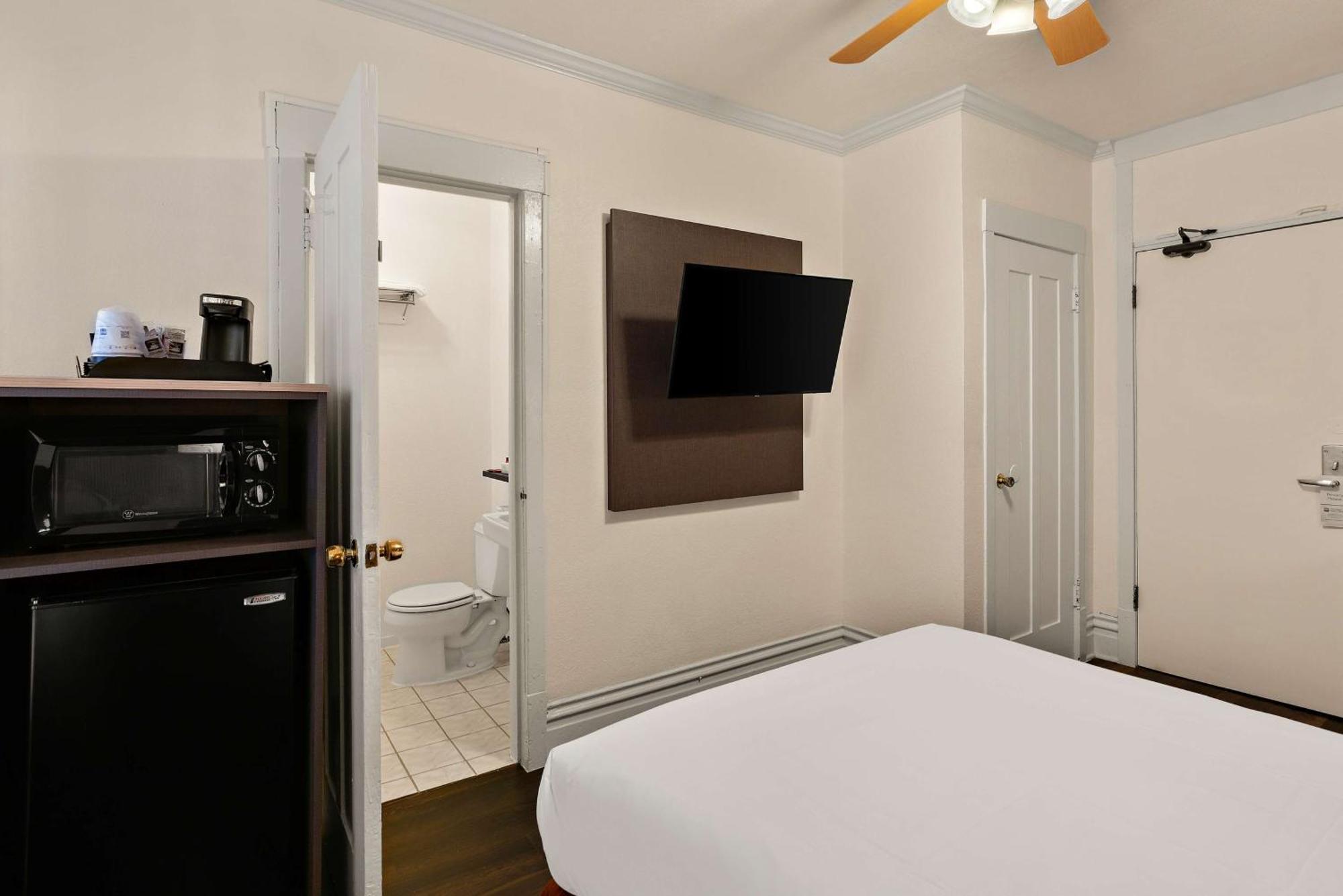 Large Queen Room Non-Smoking