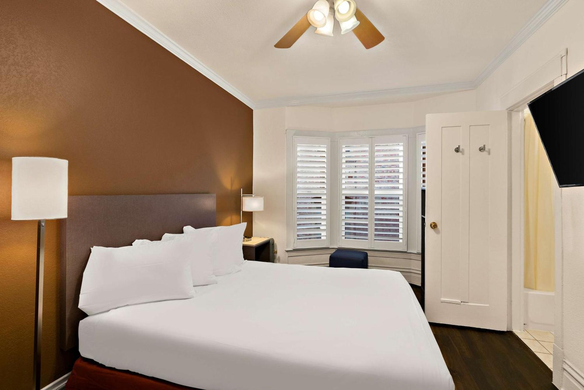 Large Queen Room Non-Smoking