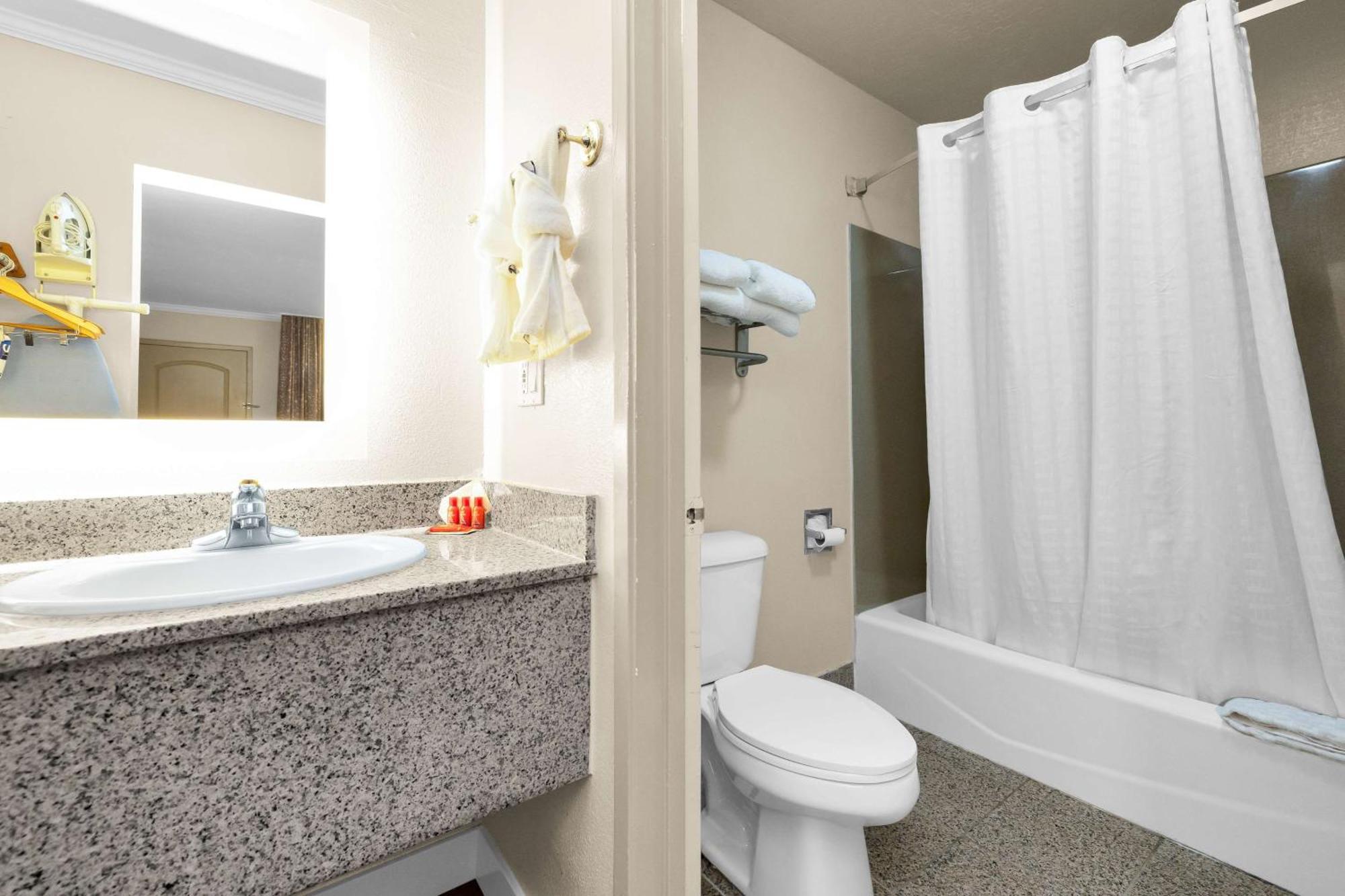 Double Room Bath Tub Disability Access or Non-Smoking