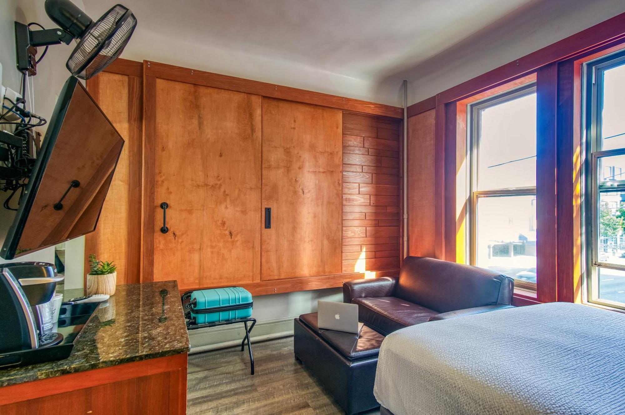 Deluxe Queen Room City View
