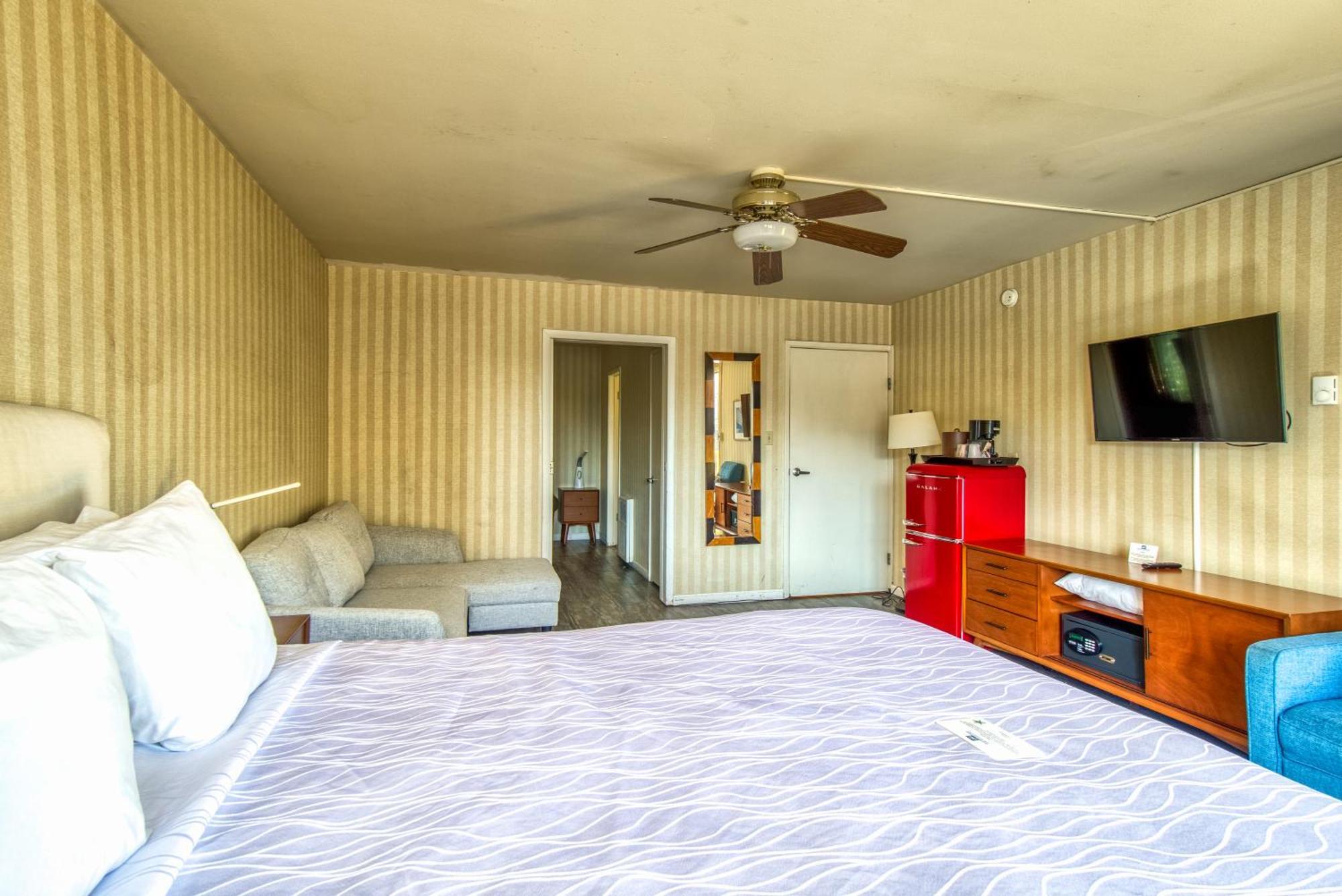 Junior Suite Balcony Partial Bay View