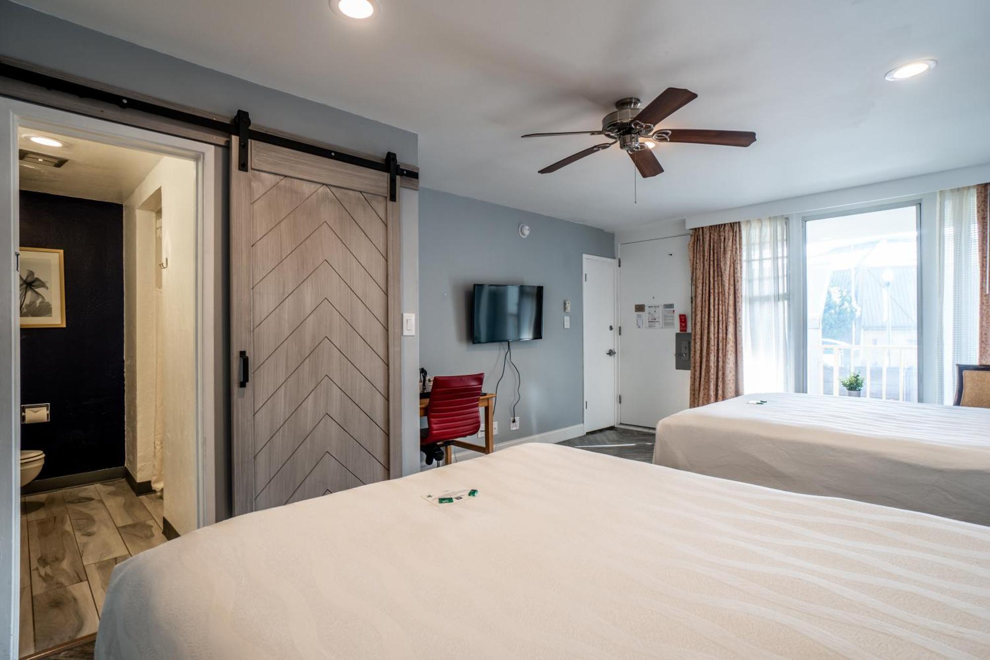 Classic Room, 2 Queen Beds,1541329066:JPEG