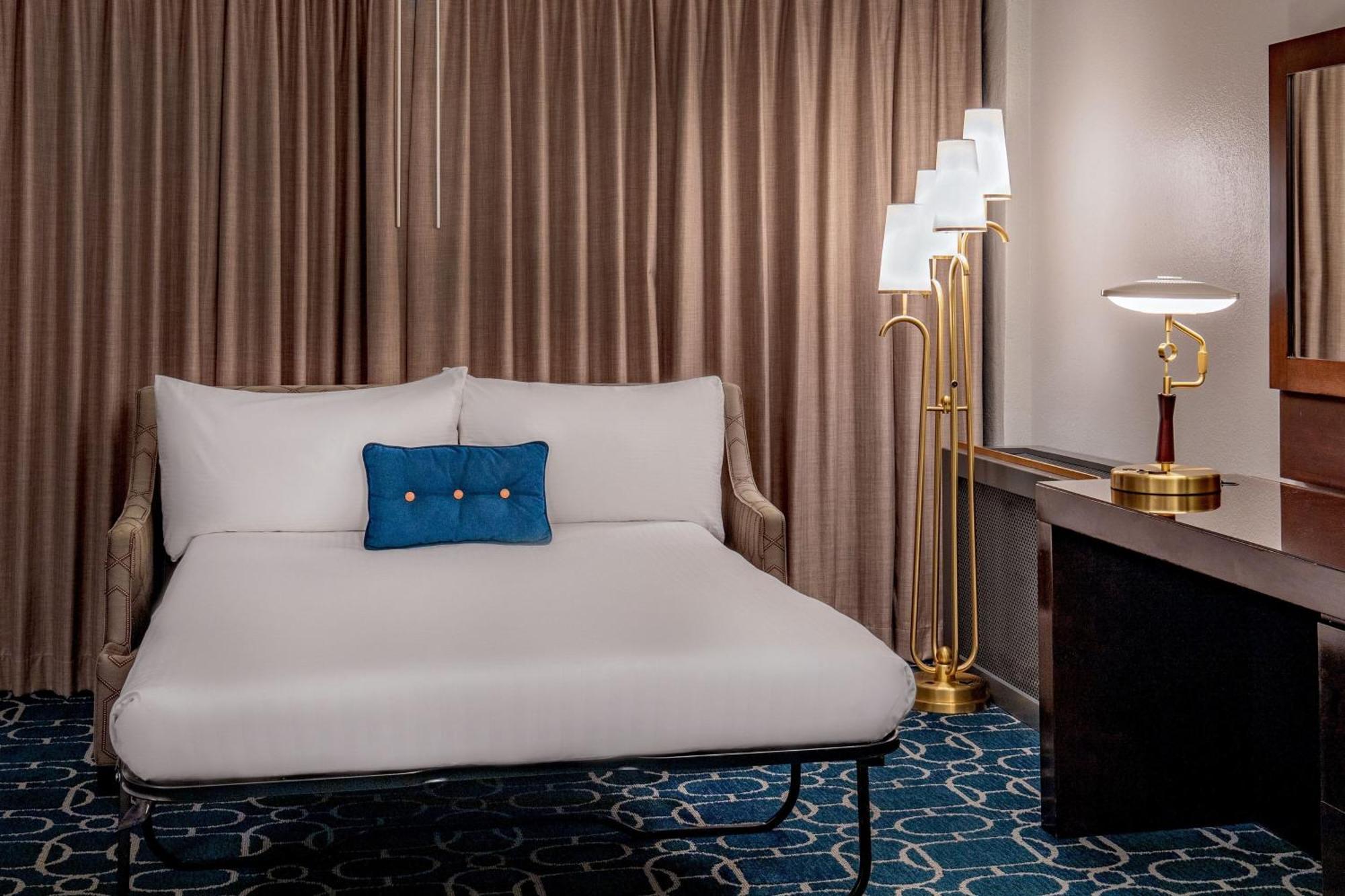 Superior King Room with City View