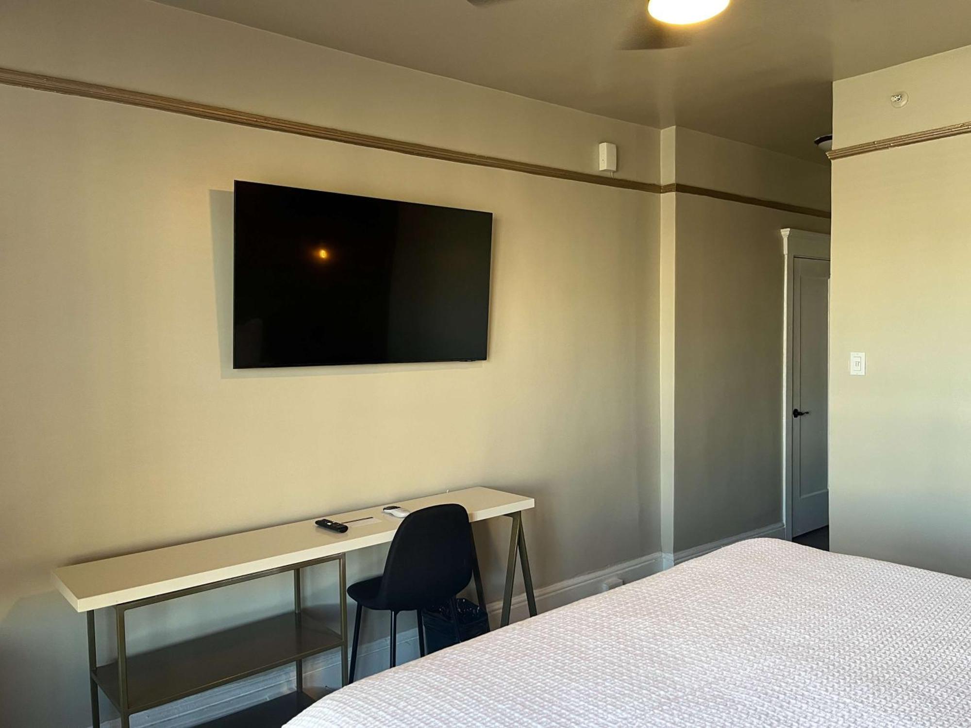 1 King Bed | Non-Smoking
