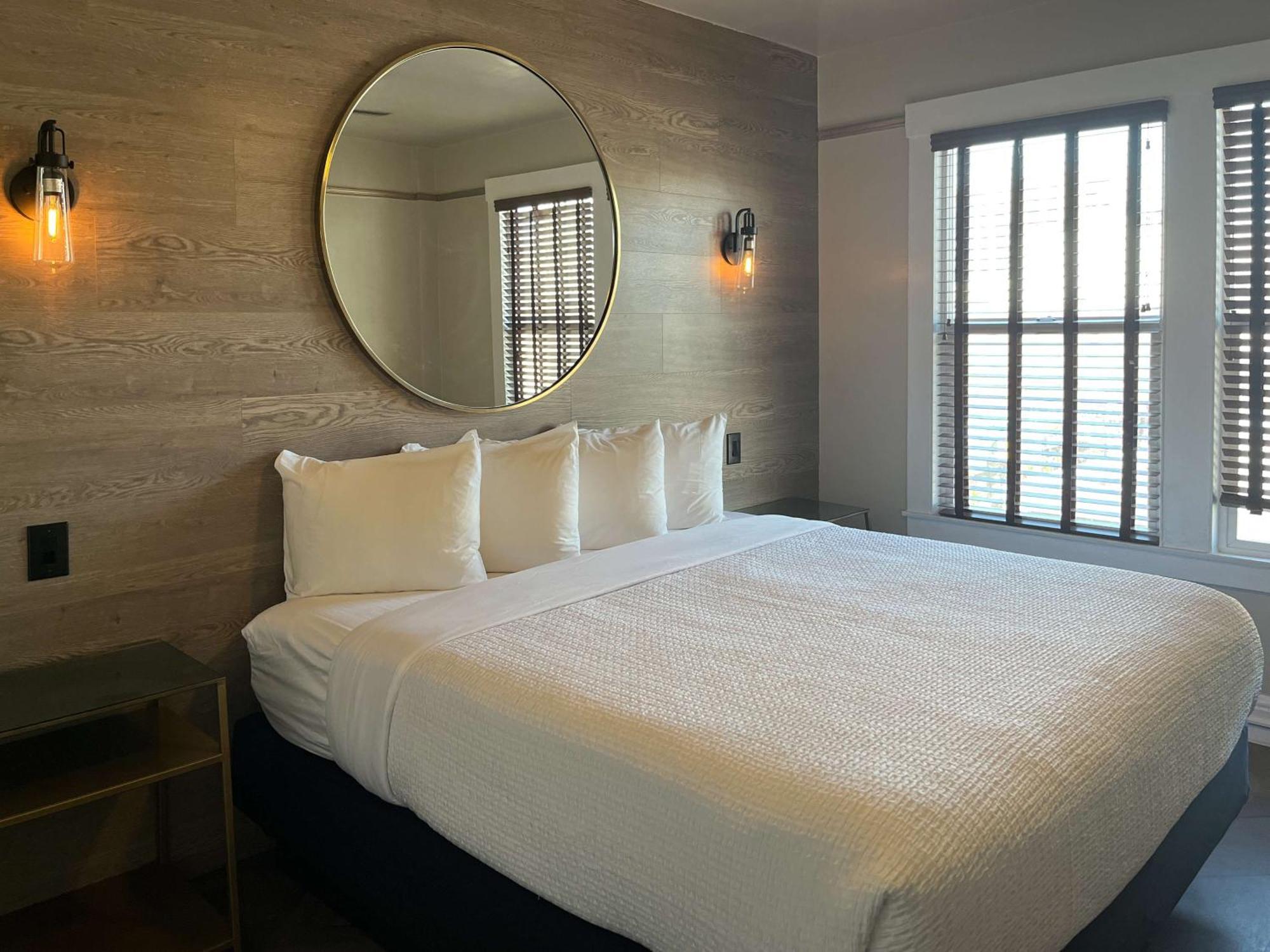 1 King Bed | Non-Smoking