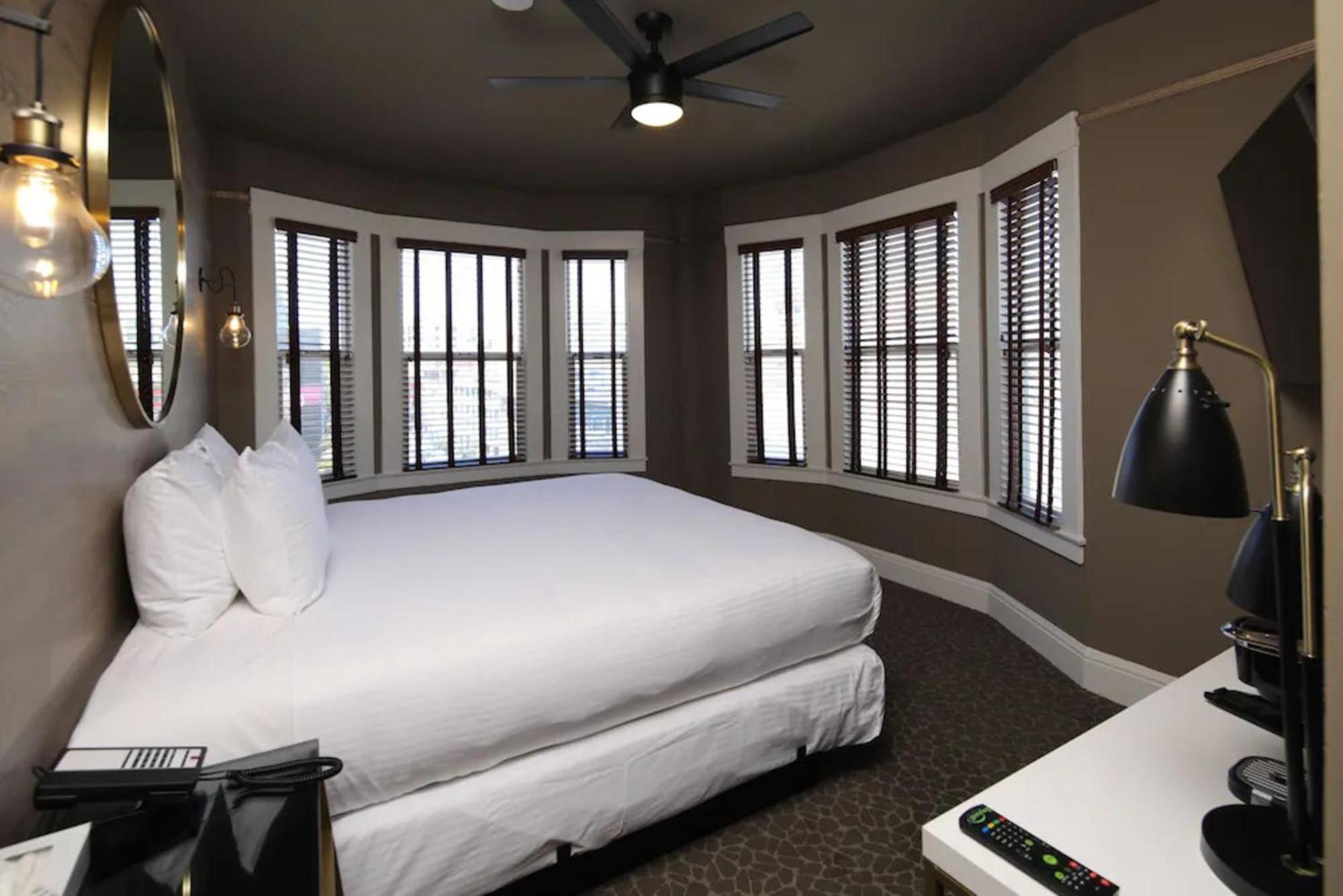 1 King Bed | Non-Smoking
