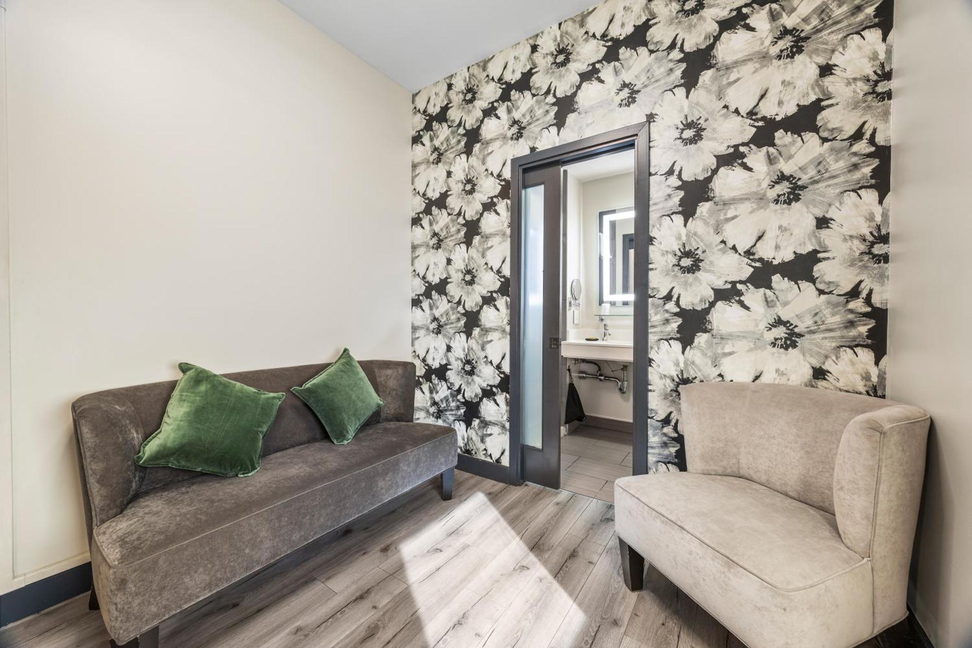 Deluxe Queen Suite