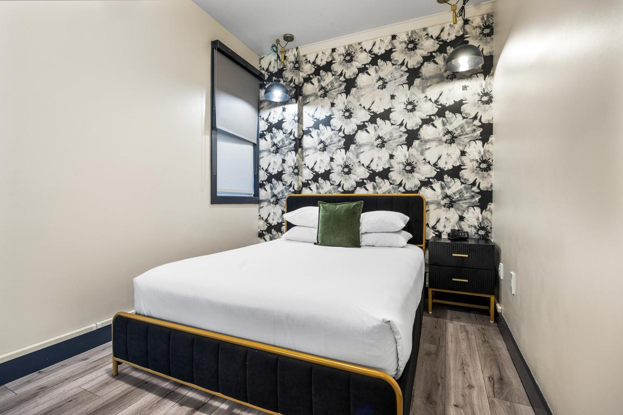 Deluxe Queen Suite