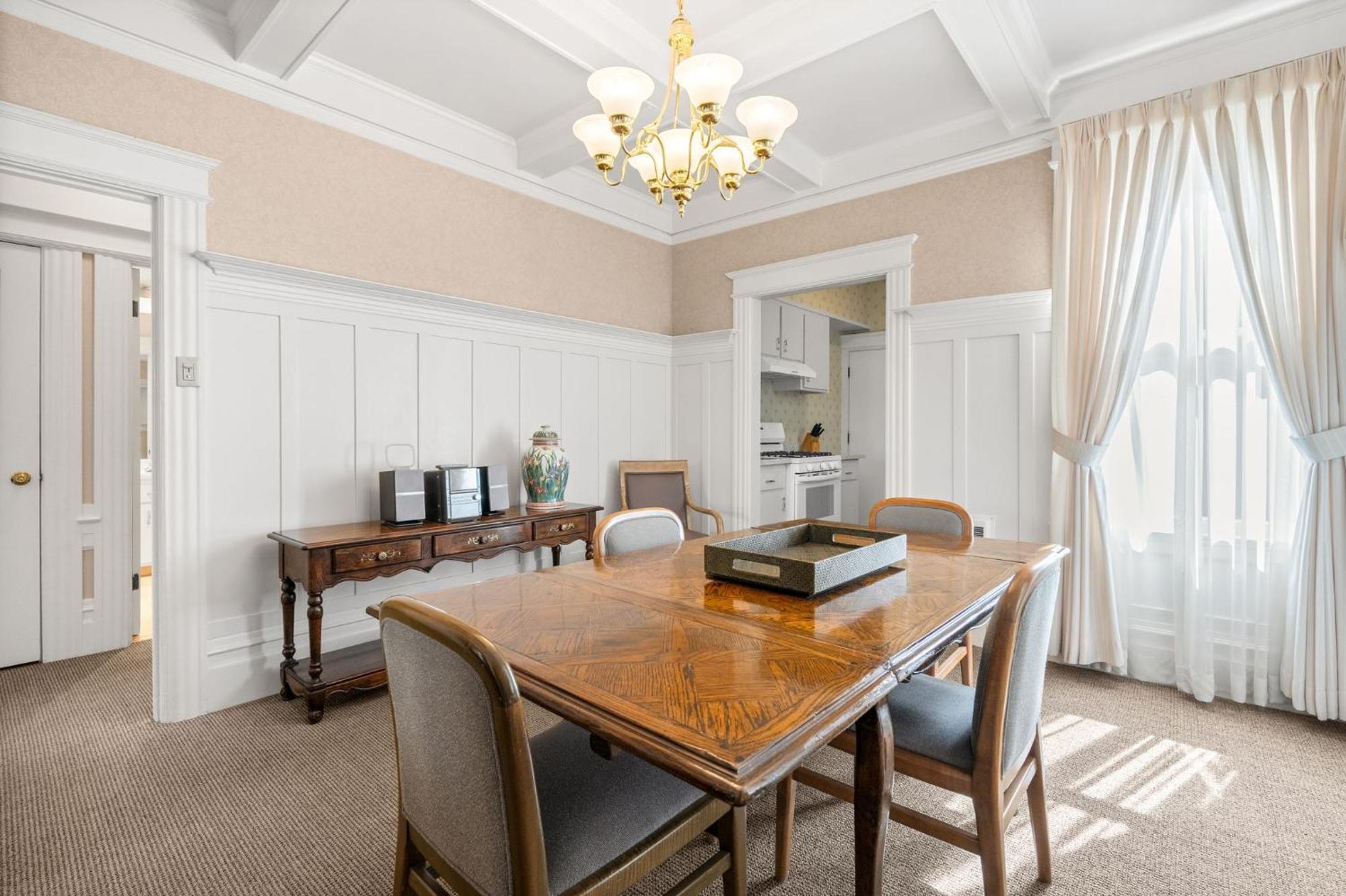 Deluxe One-Bedroom Apartment