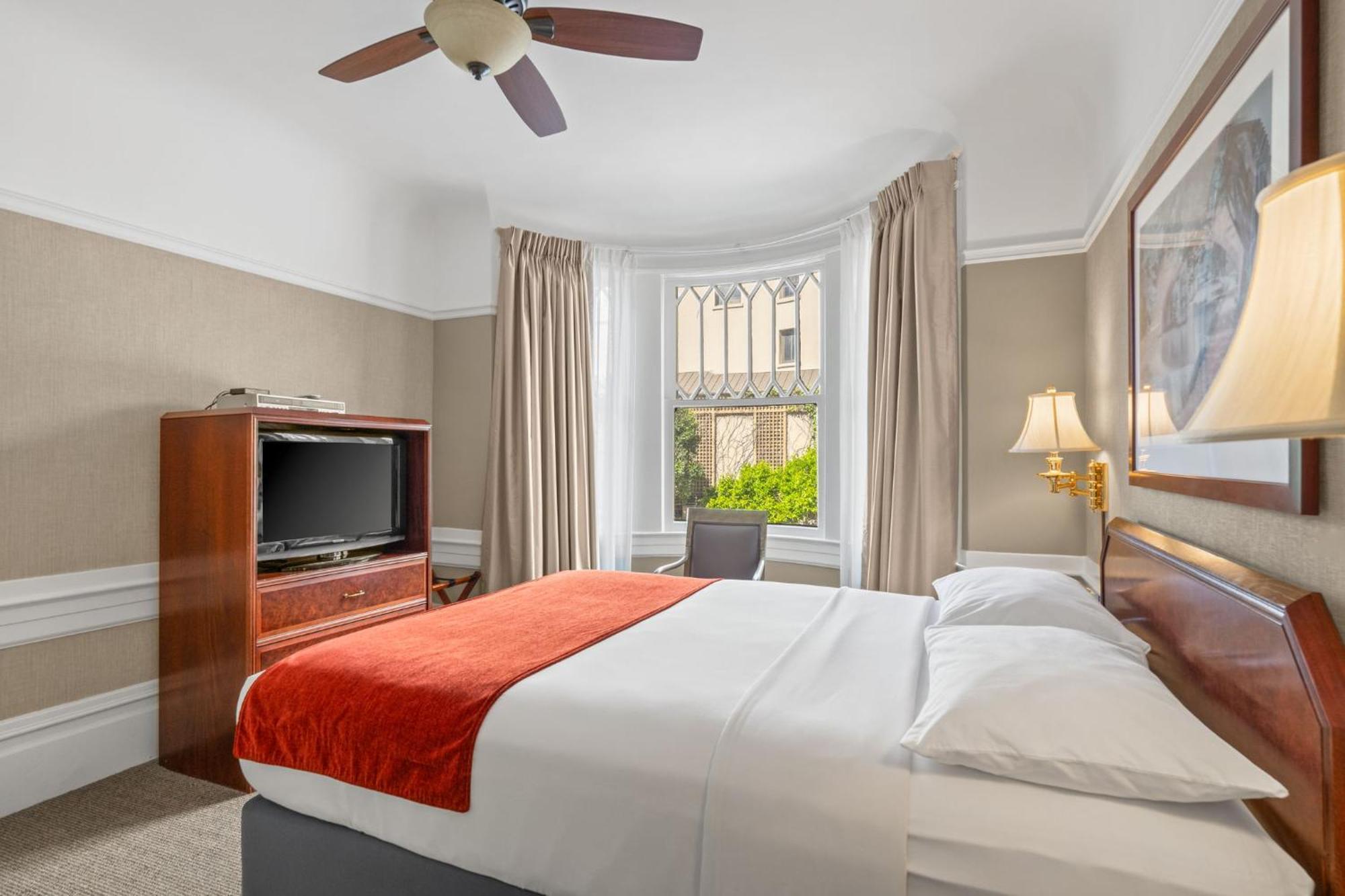 Deluxe One-Bedroom Apartment