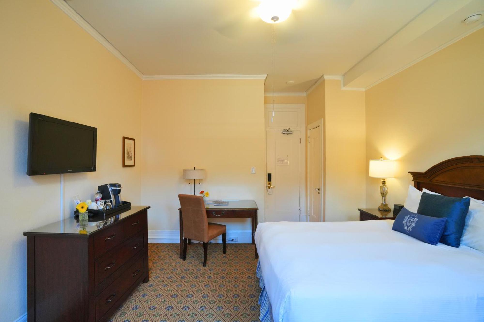 Standard Queen Room