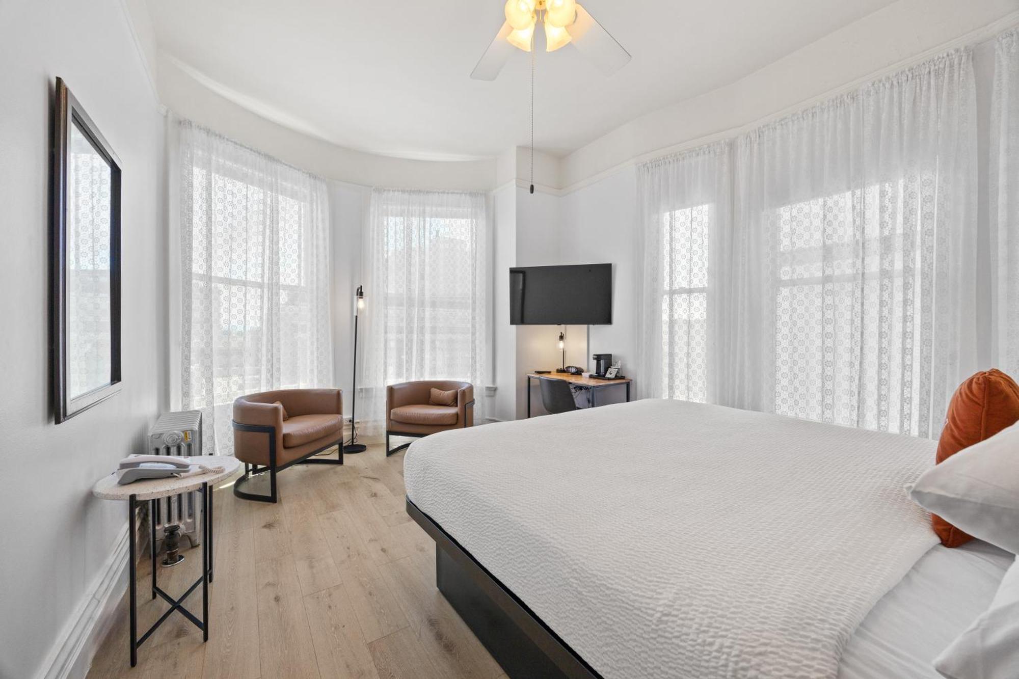 King Room Bay Windows,1705582647:JPEG