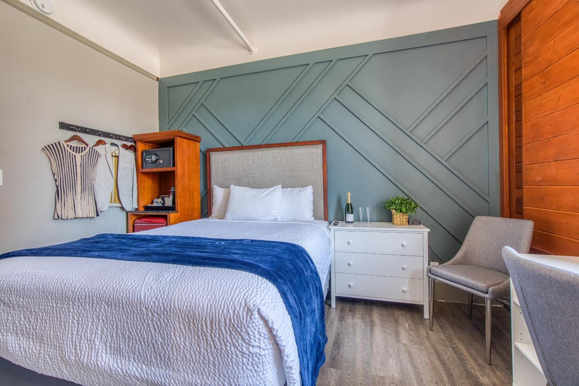 Deluxe Queen Room City View