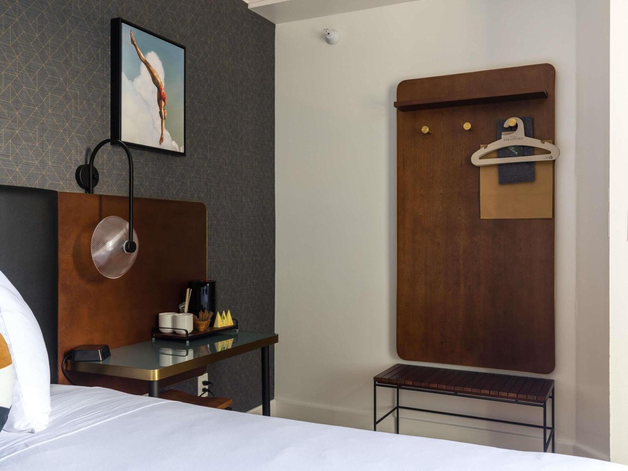 Deluxe Room a Queen Bed