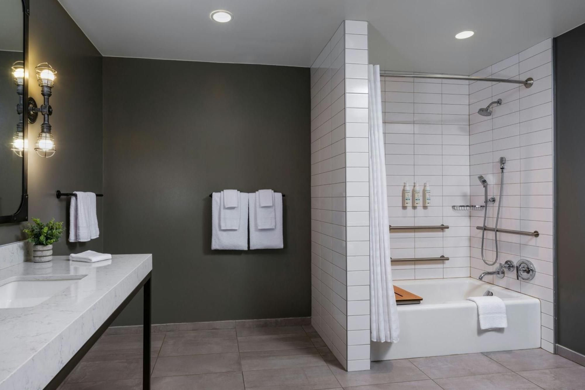 1 Bedroom Suite, 1 King, Courtyard view