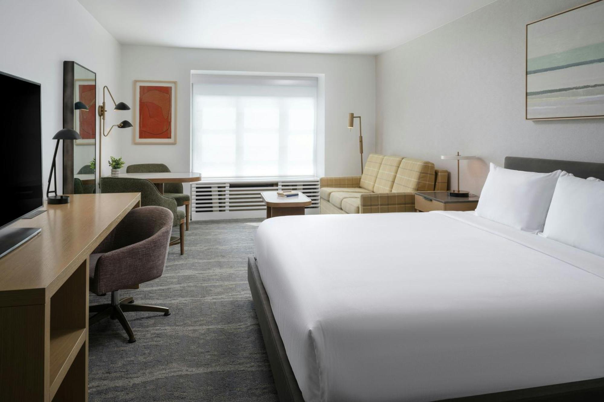 Larger Guest room, 1 King, Urban view